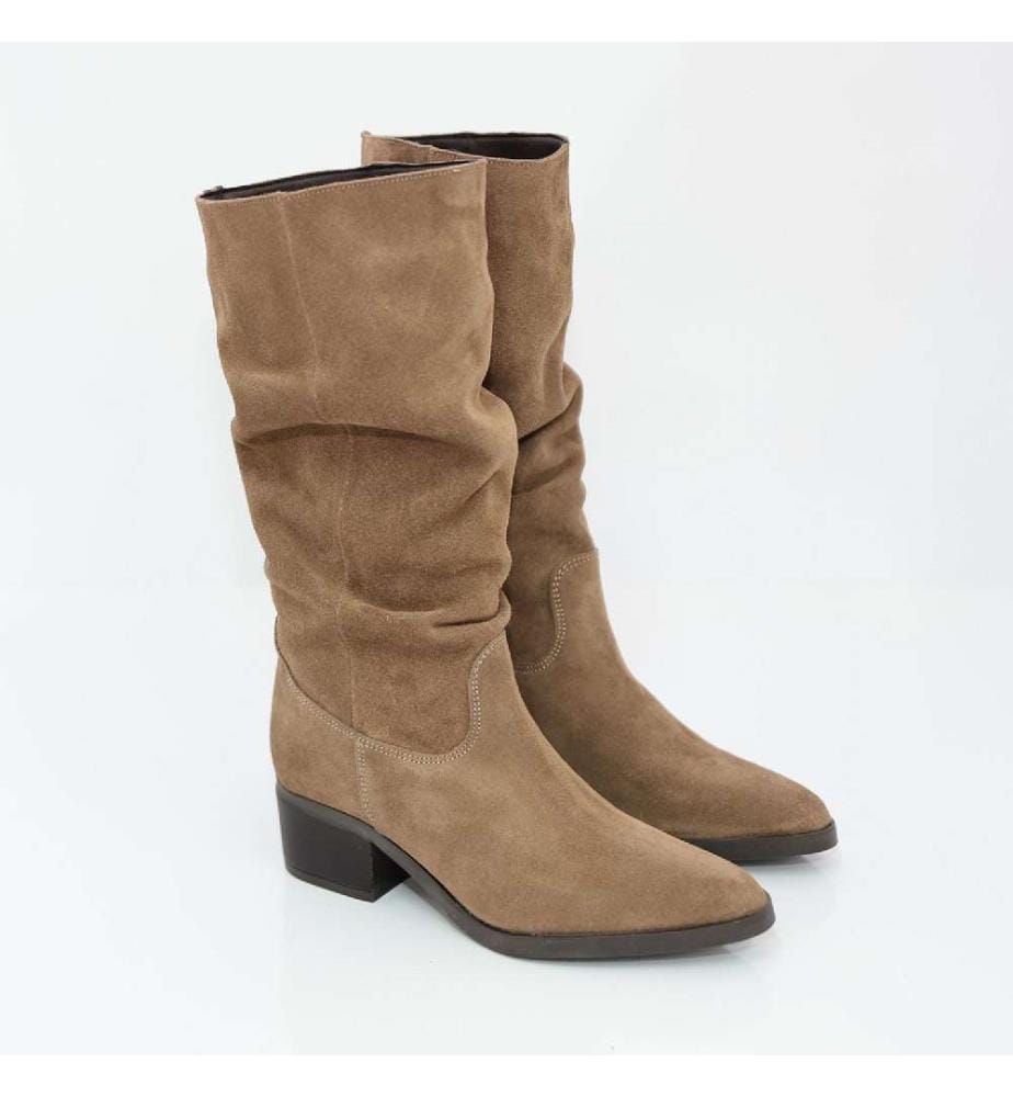 Hohe Stiefel aus hellbraunem Wildleder