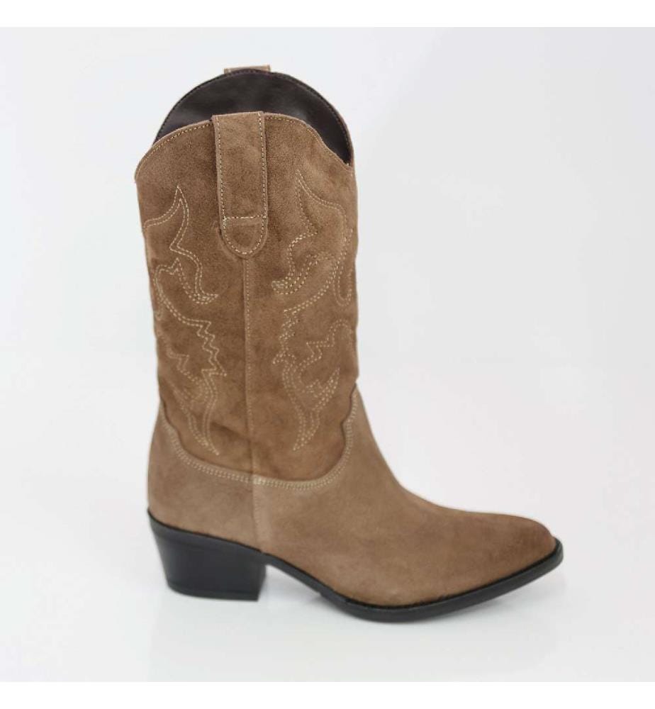 Hohe Stiefel aus hellbraunem Wildleder