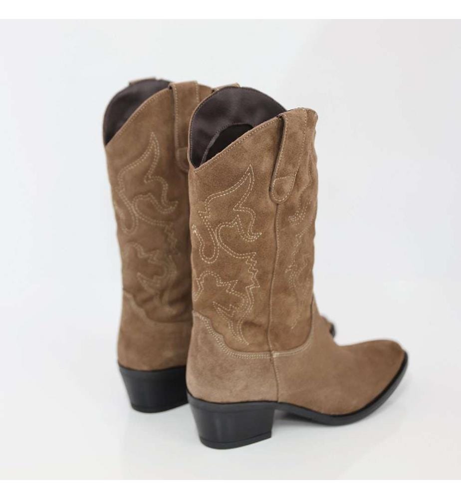 Hohe Stiefel aus hellbraunem Wildleder