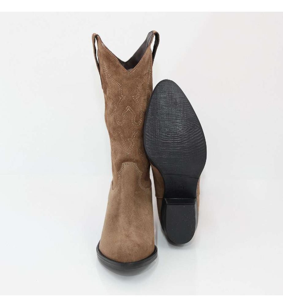 Hohe Stiefel aus hellbraunem Wildleder