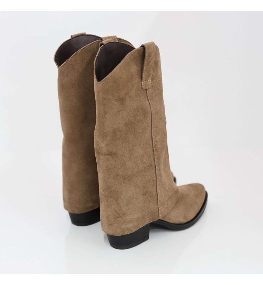 Hohe Stiefel aus hellbraunem Wildleder