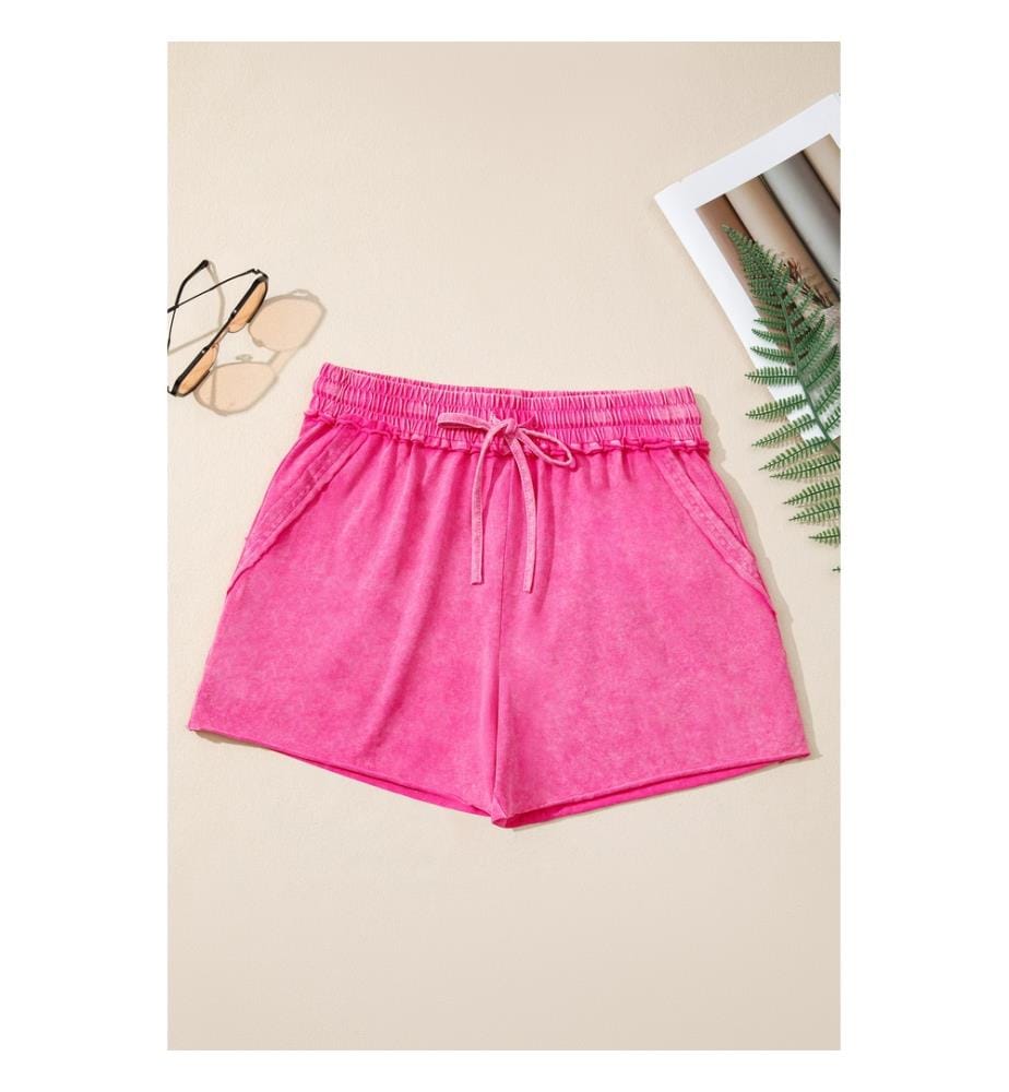 Verwaschene rosa-rote Shorts mit elastischer Kordel und rauem Schnitt