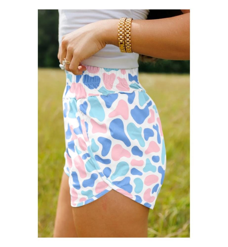 Hochgeschnittene, geraffte Sportshorts mit Camouflage-Print in Hellblau