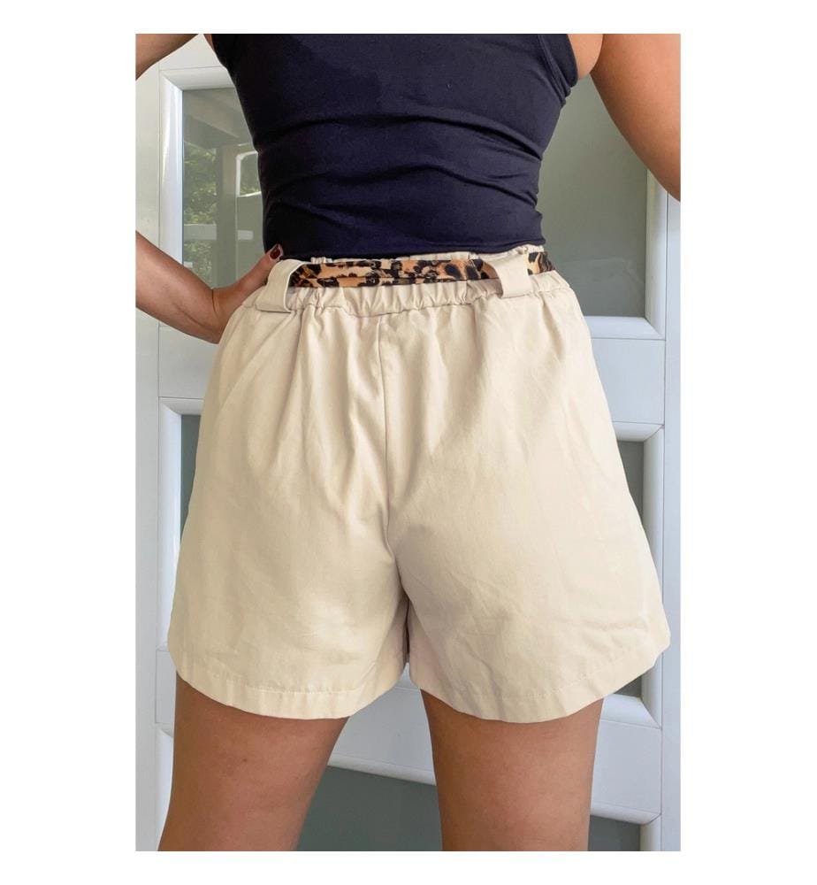 Plisseeshorts mit weitem Bein und kontrastierendem Leopardengürtel in Haferfarbe