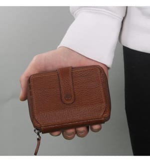 Portefeuille en cuir véritable, couleur fauve.