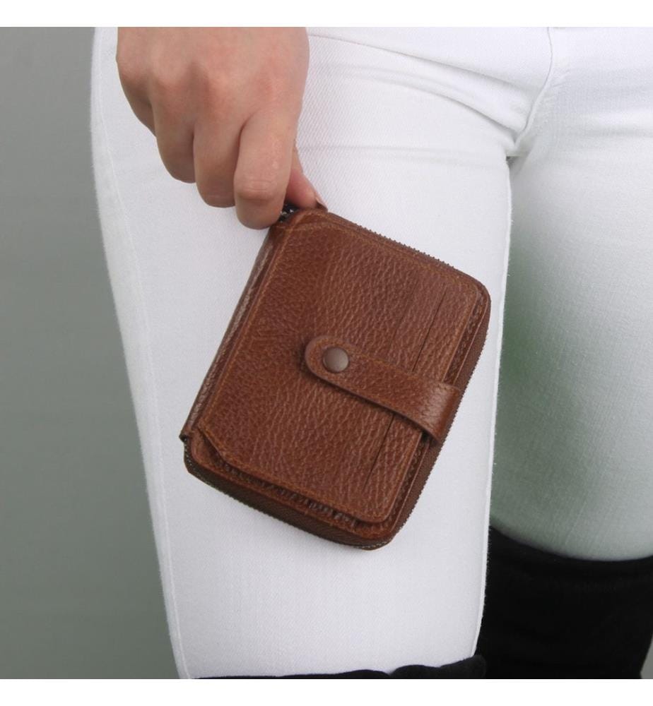 Portefeuille en cuir véritable, couleur fauve.