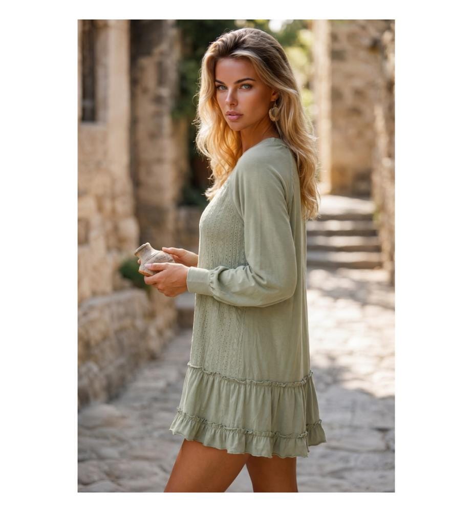 Kurzes Kleid mit langen Ärmeln aus lorbeergrünem Jacquard mit Rüschen