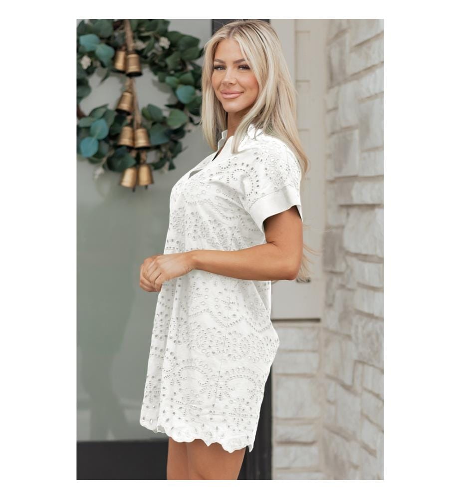 Robe courte T-shirt blanche unie brodée à oeillets
