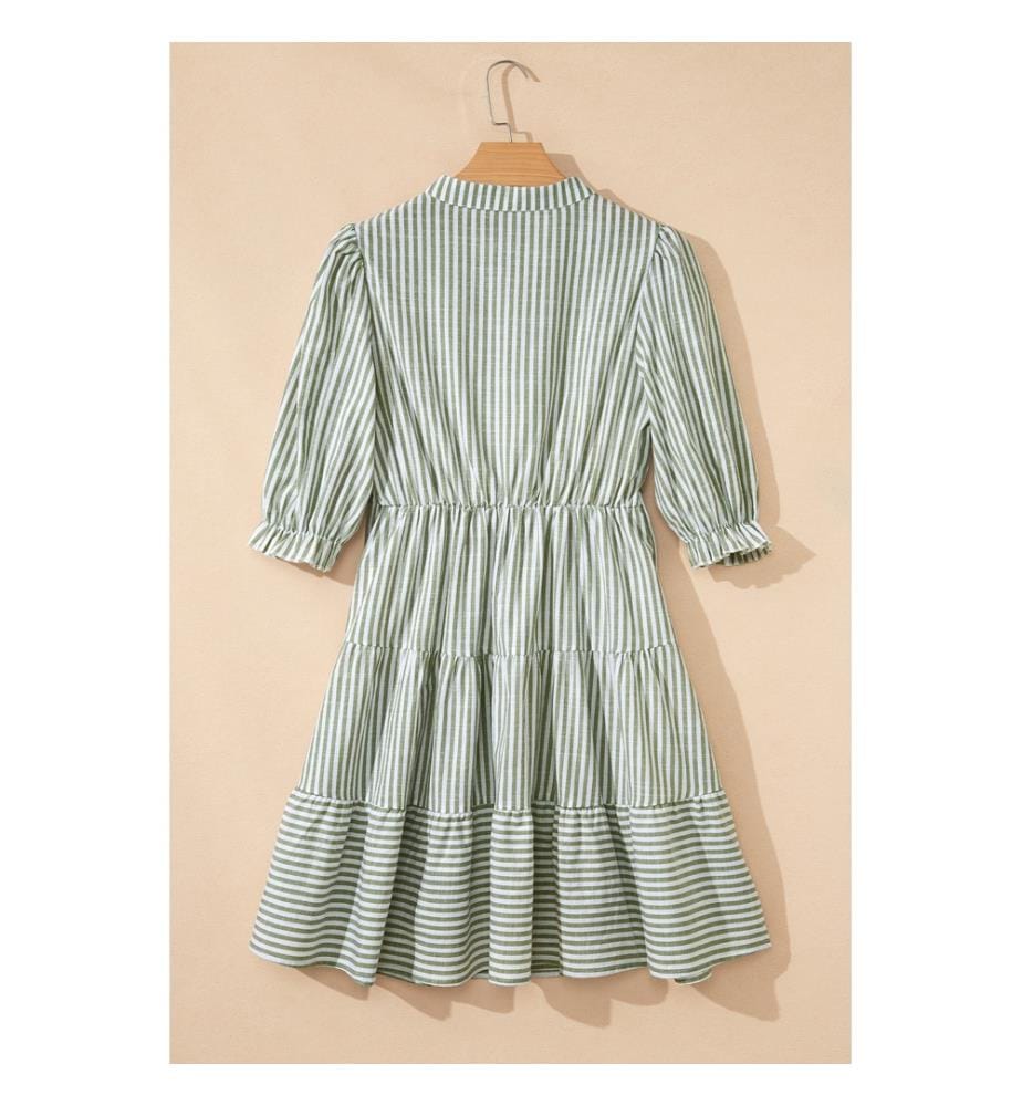 Robe flatteuse à volants et manches courtes à rayures vertes, col noué et pompons