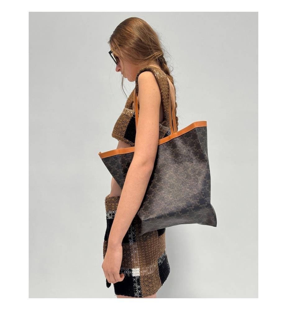 Medium-sized flat tote bag made of Triomphe canvas - Honey