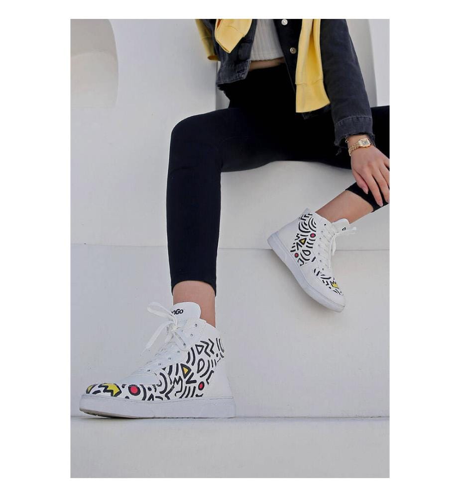 Weisse High-Top-Sneakers aus Vegan-Leder - Abstraktes Outline-Design in Weiss