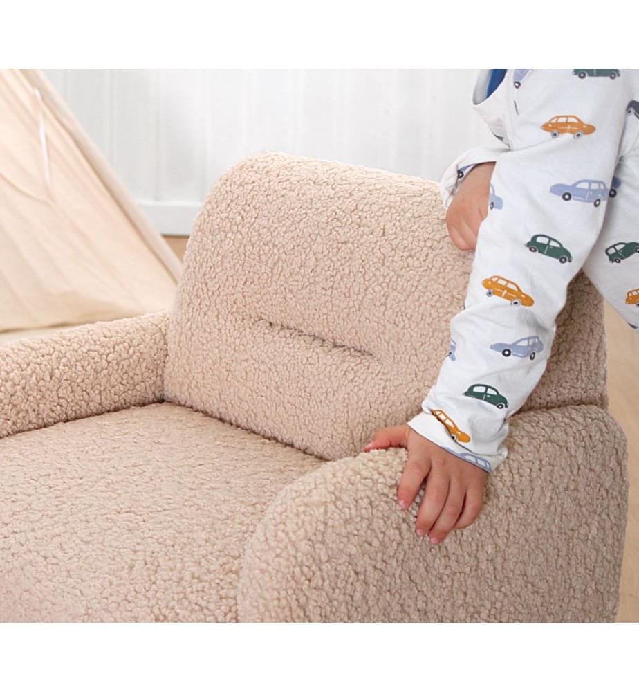Poltrona a orecchioni per bambini, color cipria, 100% pelliccia sintetica, gambe in legno.