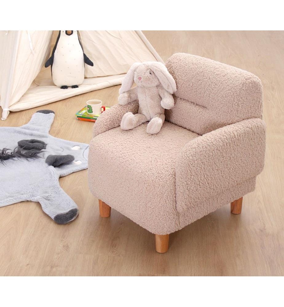 Poltrona a orecchioni per bambini, color cipria, 100% pelliccia sintetica, gambe in legno.