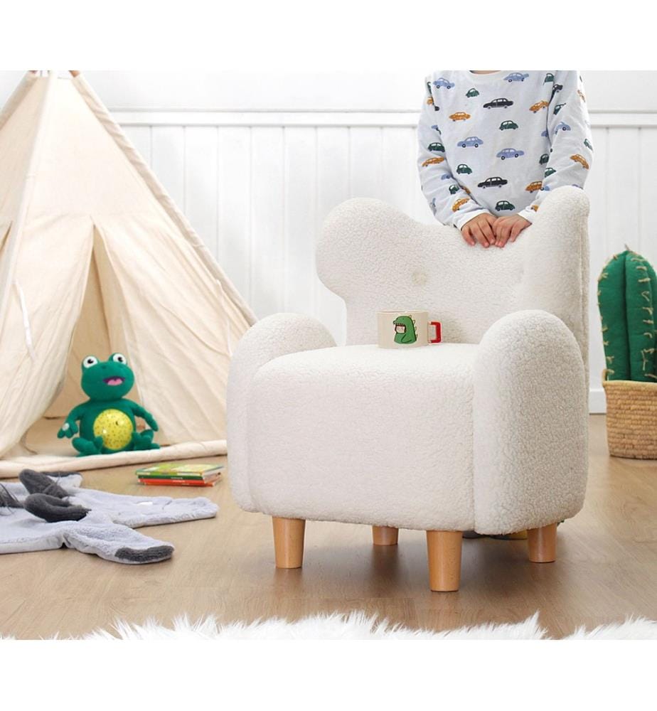 Poltrona a orecchioni per bambini, bianca, 100% pelliccia sintetica, gambe in legno.