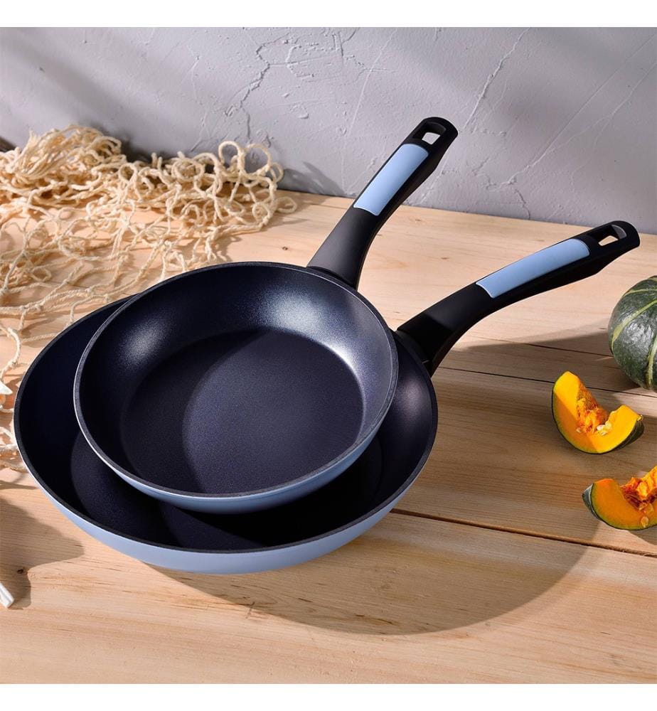 Set composto da 2 padelle Ø20Ø26 cm in alluminio pressofuso + casseruola con coperchio Ø25,5x12 cm (5 L) in ghisa, blu, NOIA San Ignacio","detected_source_language":"FR