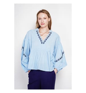 Bluse mit Tunesischem Kragen aus Stickerei mit langen Ärmeln - Azur
