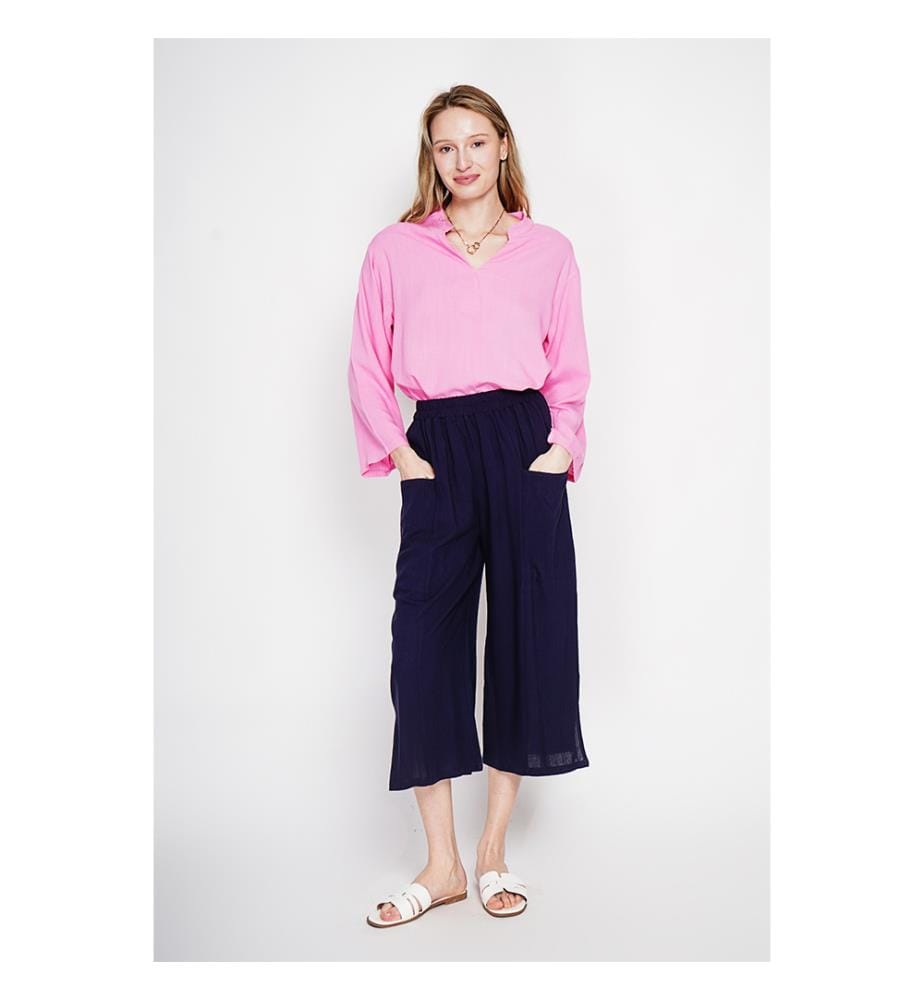 Locker geschnittene Bluse mit V-Ausschnitt im Polostil und kurzen Ärmeln - Fushia