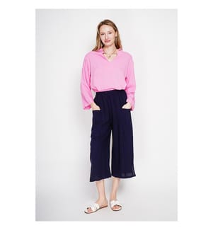 Locker geschnittene Bluse mit V-Ausschnitt im Polostil und kurzen Ärmeln - Fushia