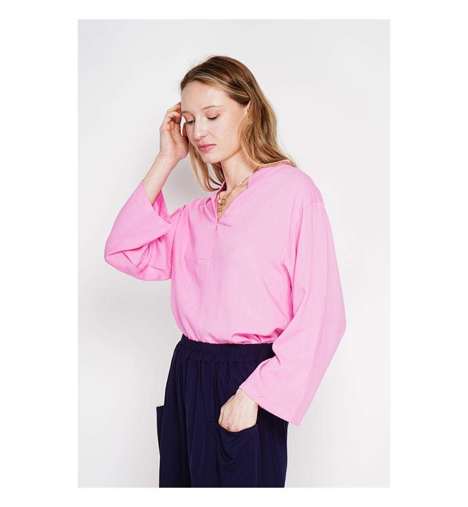 Locker geschnittene Bluse mit V-Ausschnitt im Polostil und kurzen Ärmeln - Fushia