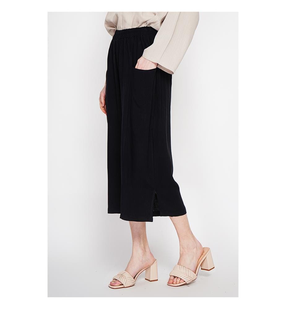 Breite, hoch geschnittene Kurzhose mit Taschen vorne - Schwarz