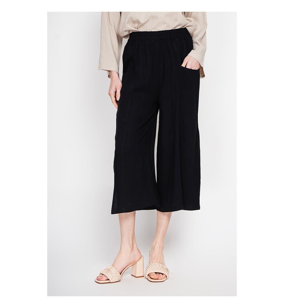 Breite, hoch geschnittene Kurzhose mit Taschen vorne - Schwarz