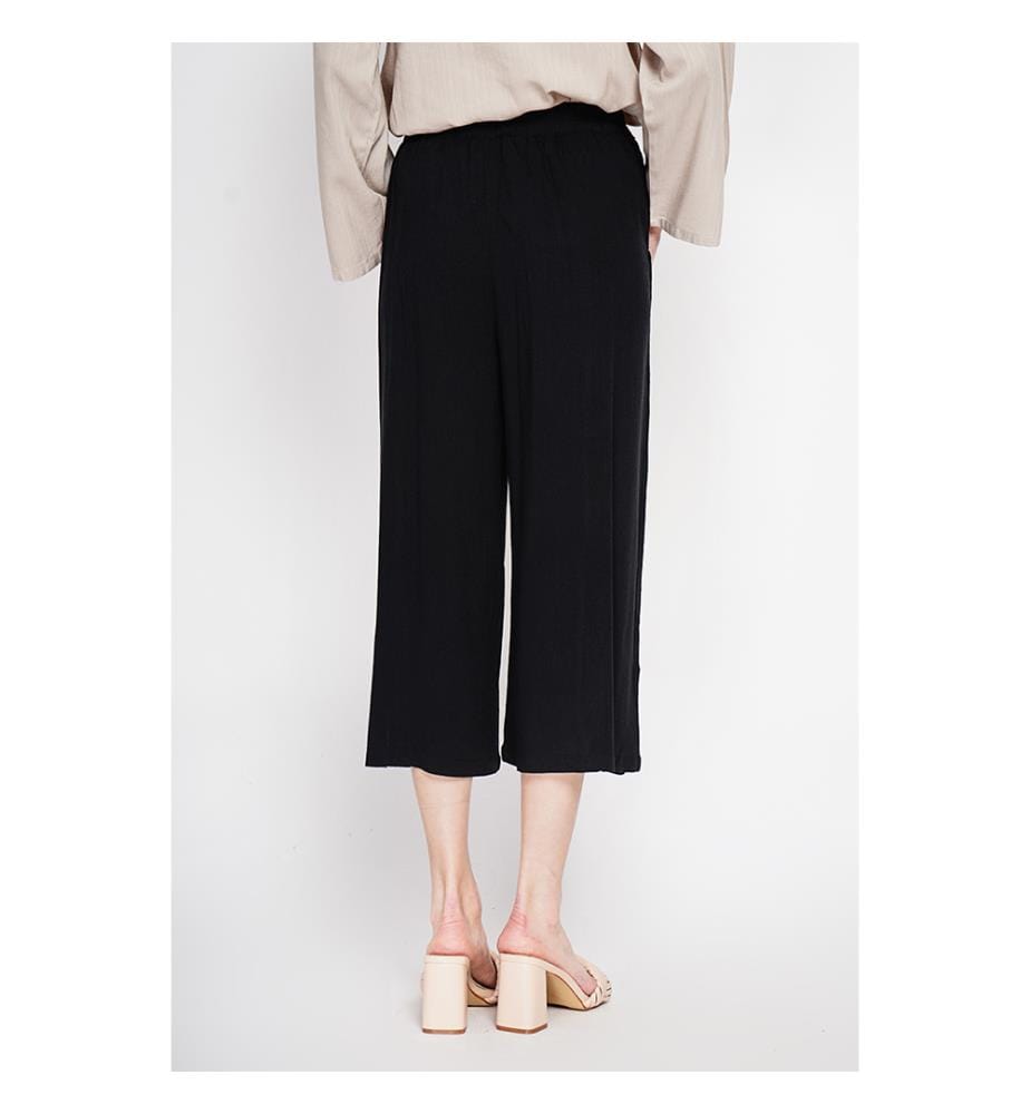 Breite, hoch geschnittene Kurzhose mit Taschen vorne - Schwarz