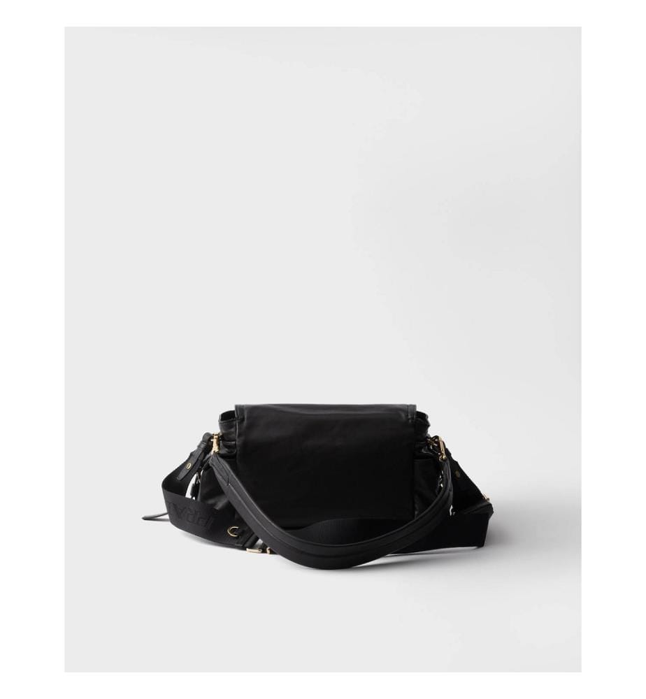 Explore Borsa a tracolla media in nappa con patta - Nero