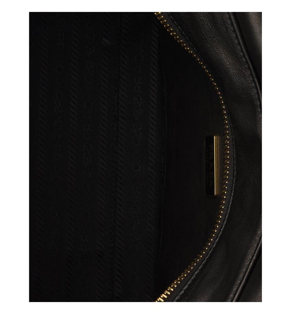 Explore Borsa a tracolla media in nappa con patta - Nero
