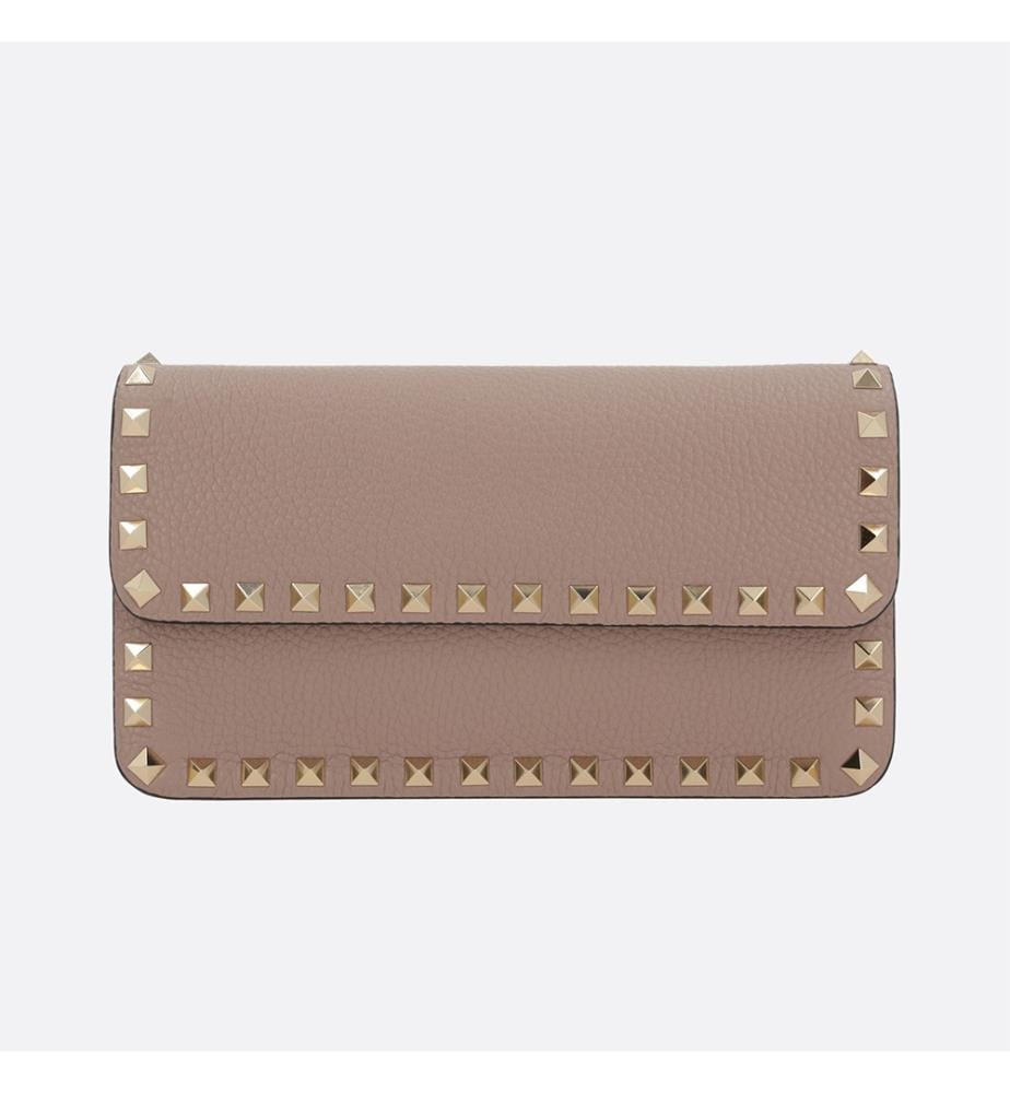 Rockstud-Geldbörse aus genarbtem Leder mit Kette – Poudre