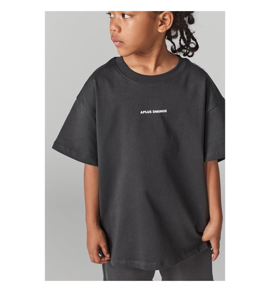 T-Shirt mit kantigem Logo – Schwarz