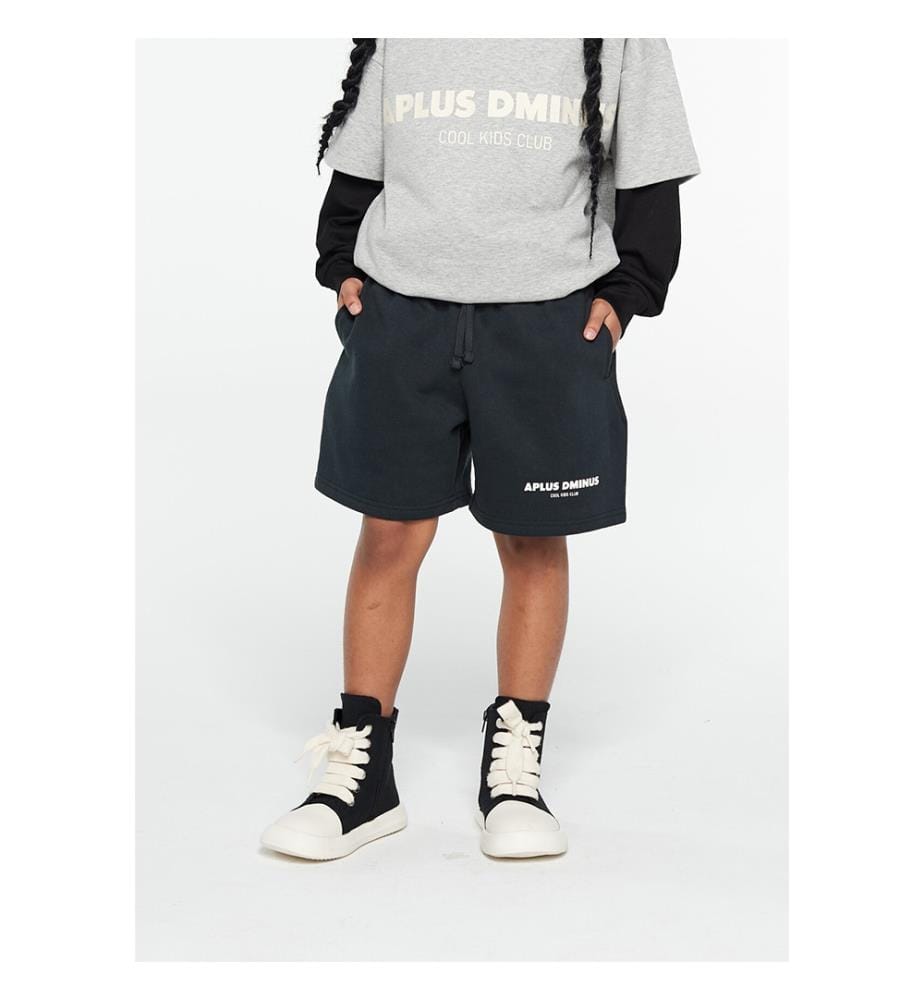 Fleece-Shorts mit Kordelzug und gestapeltem Logo – Schwarz