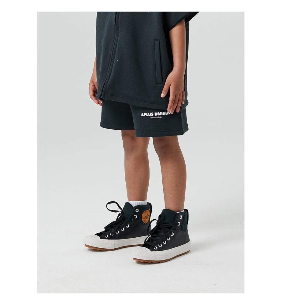 Fleece-Shorts mit Kordelzug und gestapeltem Logo – Schwarz