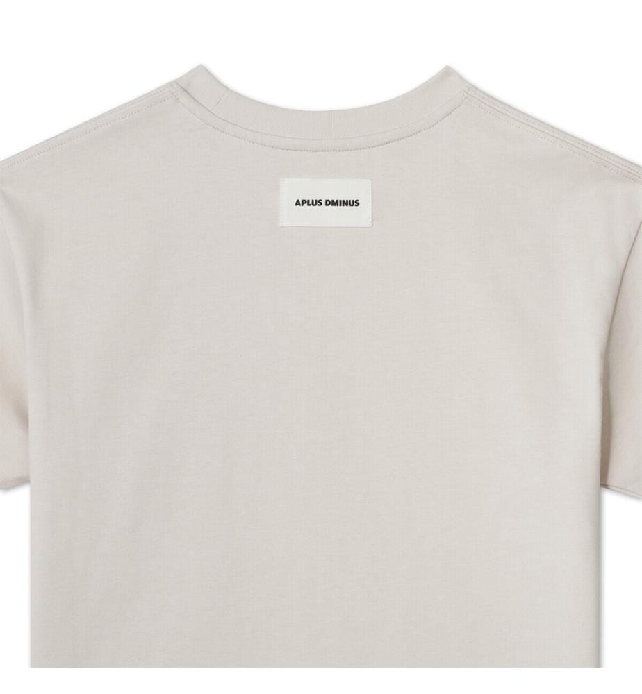 T-Shirt mit kleinem Logo und geradem Schnitt – Oat