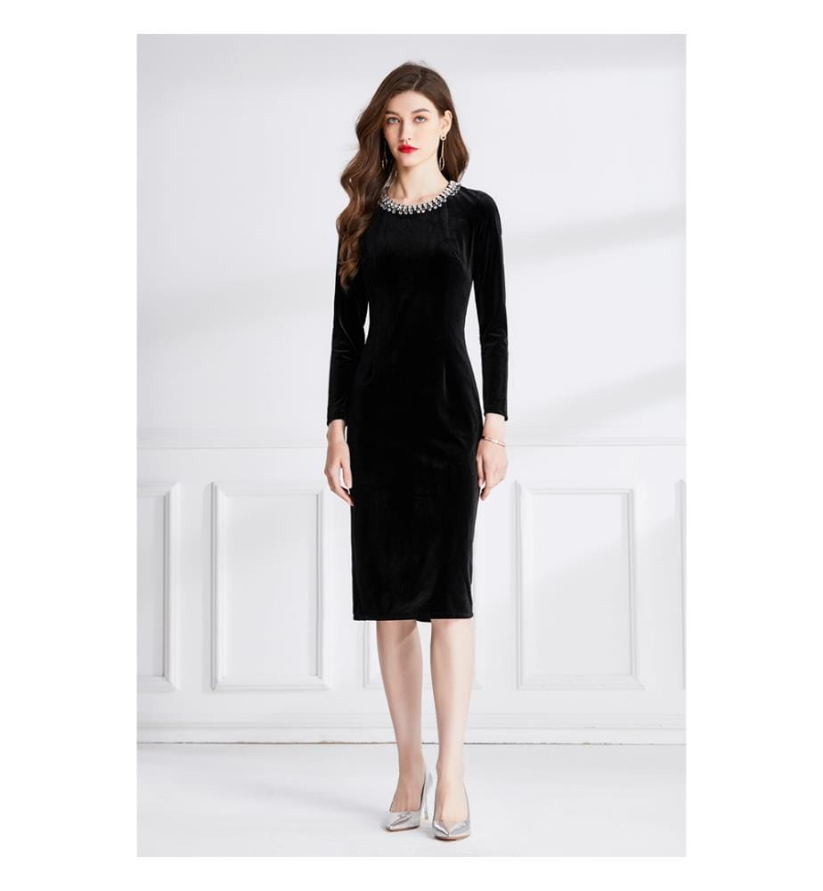 Langes Kleid aus schwarzem Samt mit Schlitz an der hohen Taille – Schwarz