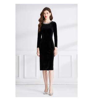 Langes Kleid aus schwarzem Samt mit Schlitz an der hohen Taille – Schwarz