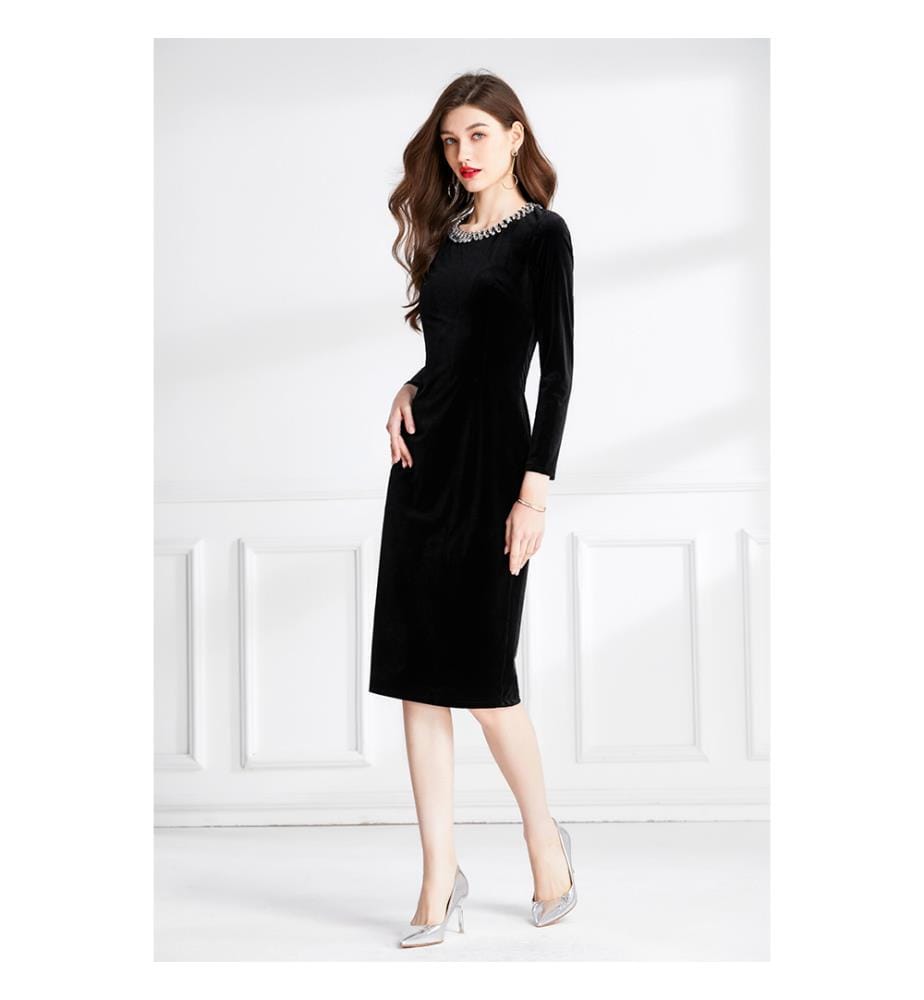 Langes Kleid aus schwarzem Samt mit Schlitz an der hohen Taille – Schwarz