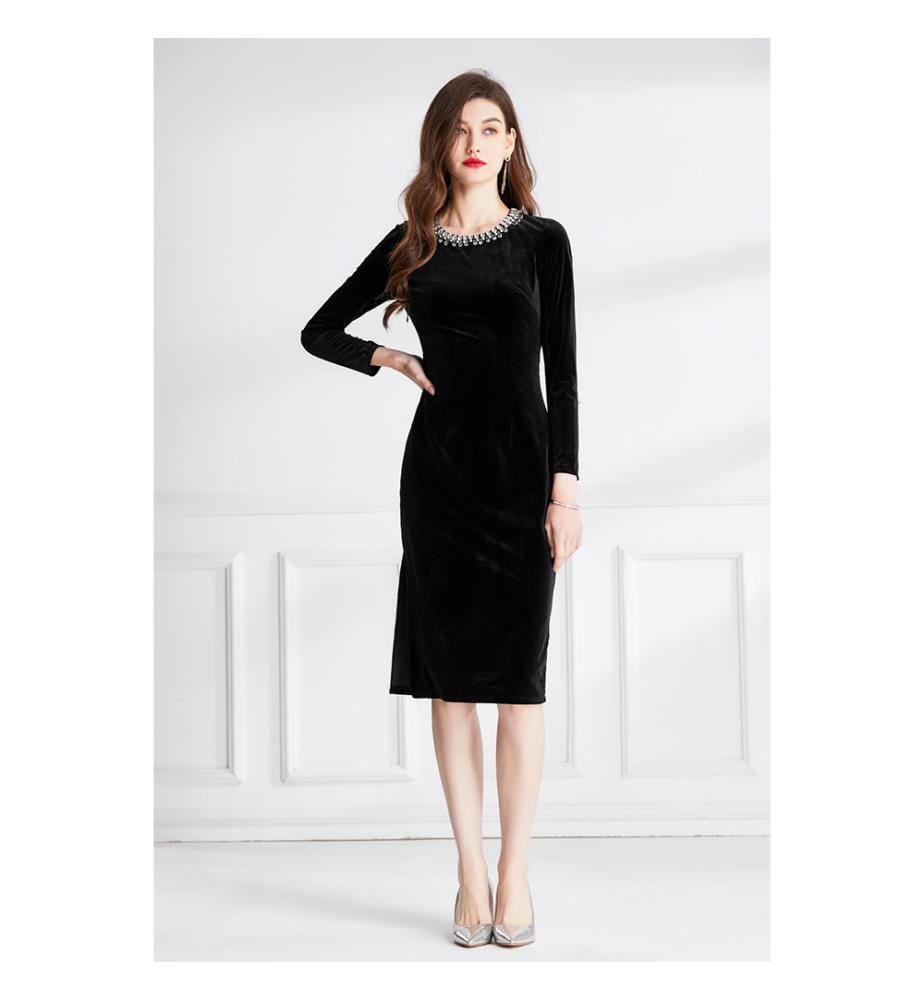 Langes Kleid aus schwarzem Samt mit Schlitz an der hohen Taille – Schwarz