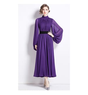 Langes, fliessendes Kleid aus violettem Musselin – Violett