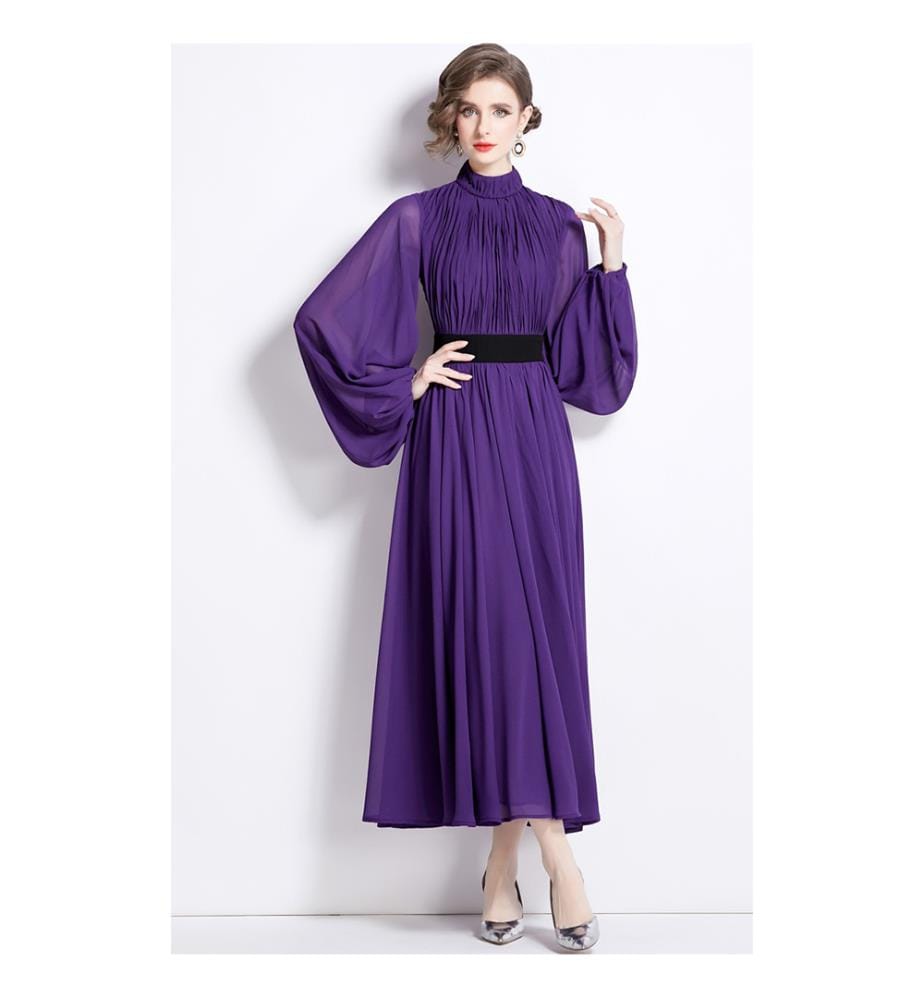 Langes, fliessendes Kleid aus violettem Musselin – Violett