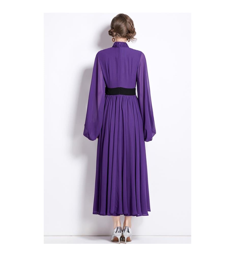 Langes, fliessendes Kleid aus violettem Musselin – Violett