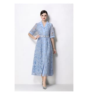 Mittellanges Spitzenkleid mit Gürtel an der Taille – Blau
