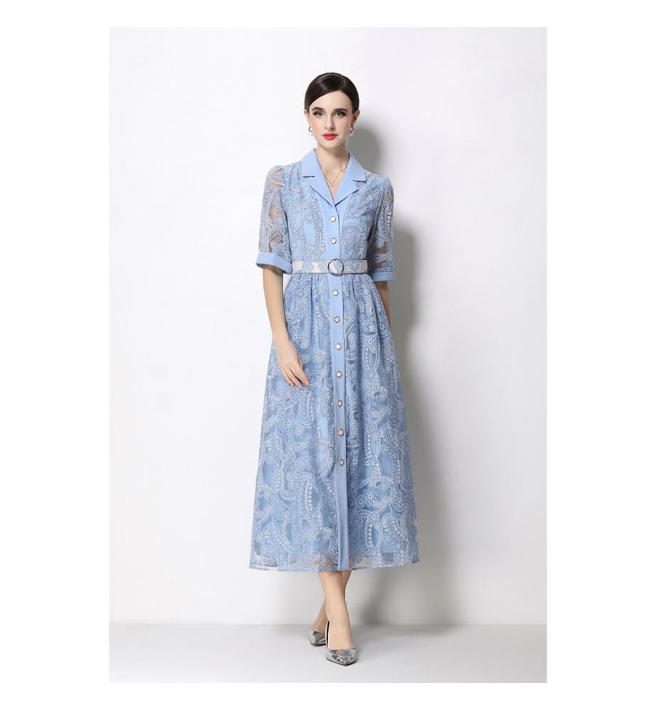 Mittellanges Spitzenkleid mit Gürtel an der Taille – Blau