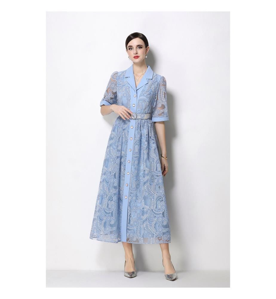 Mittellanges Spitzenkleid mit Gürtel an der Taille – Blau