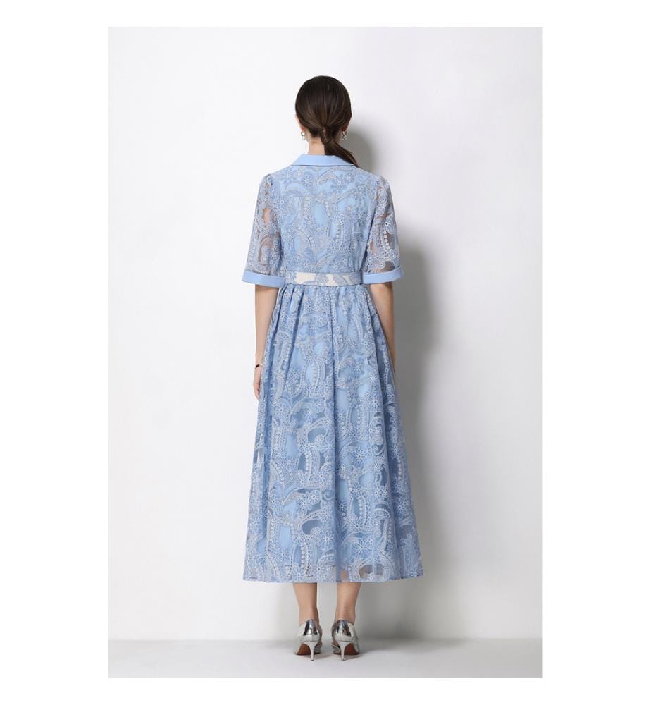 Mittellanges Spitzenkleid mit Gürtel an der Taille – Blau
