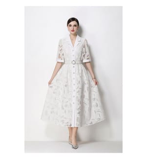 Mittellanges Spitzenkleid mit Gürtel an der Taille – Weiss