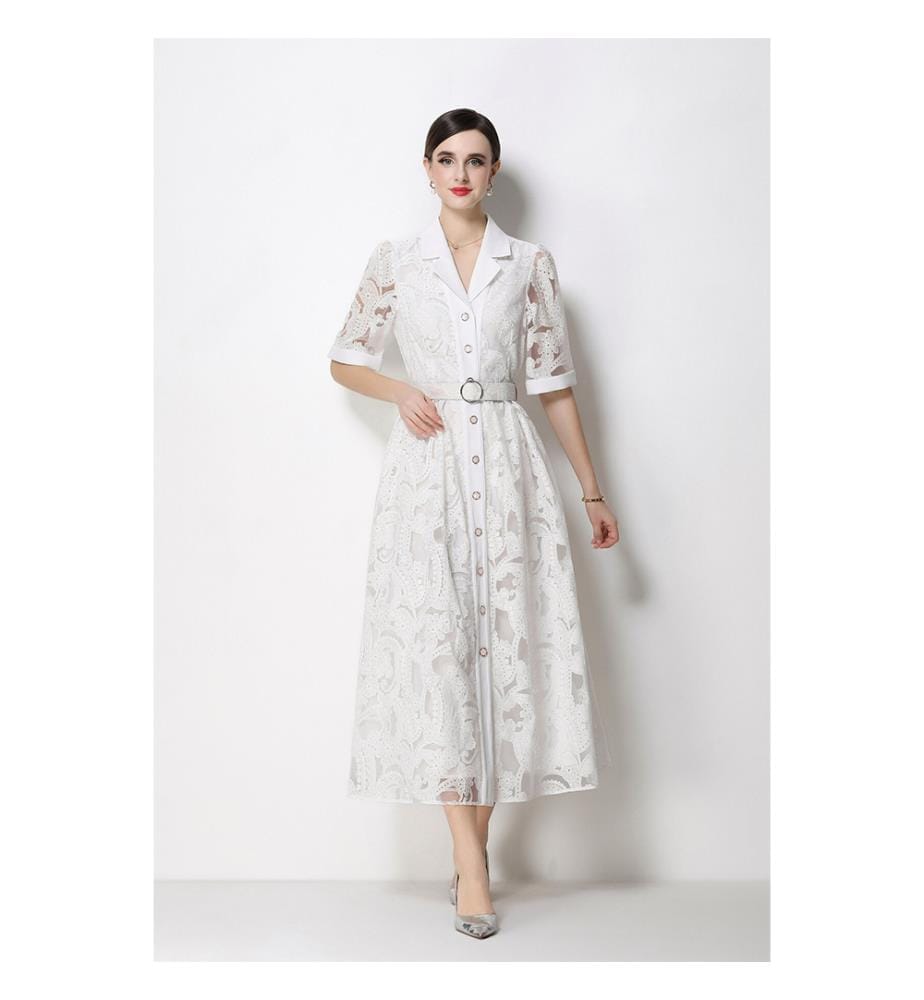 Mittellanges Spitzenkleid mit Gürtel an der Taille – Weiss