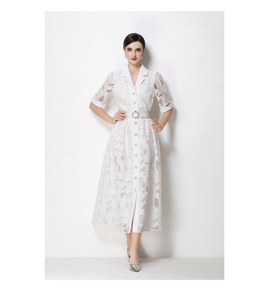 Mittellanges Spitzenkleid mit Gürtel an der Taille – Weiss