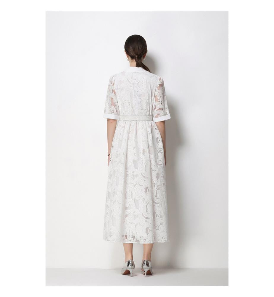 Mittellanges Spitzenkleid mit Gürtel an der Taille – Weiss
