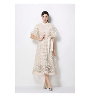 Midi-Kleid aus 3D-Strick mit Blumenmuster und Taillenbund – Beige