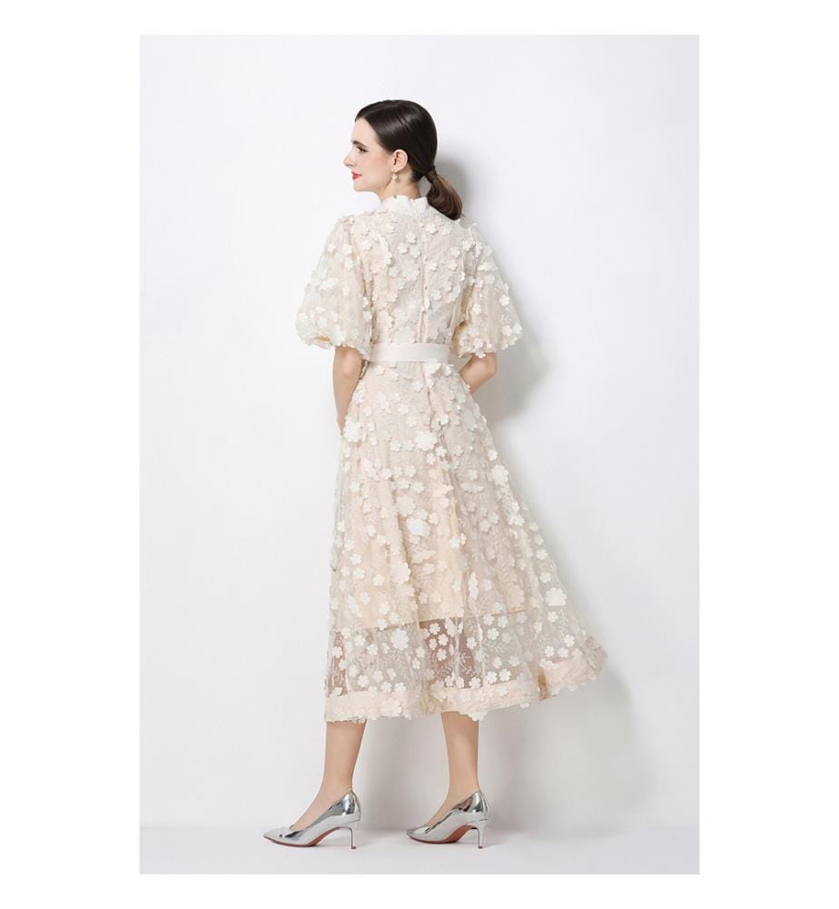 Midi-Kleid aus 3D-Strick mit Blumenmuster und Taillenbund – Beige